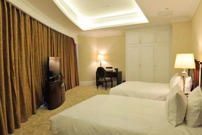 Ở tầng 61, khách sạn có một vườn hoa và hồ bơi lớn.