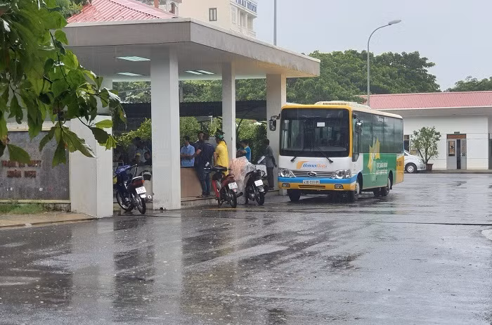 Tai xe xe buyt o Da Nang tu vong sau tieng het lon trong nha ve sinh-Hinh-2