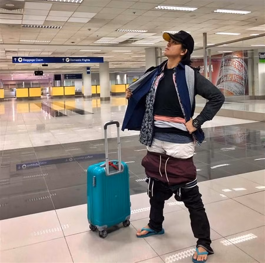 Hanh ly qua can, nguoi phu nu lam chuyen... nhan vien hang khong 