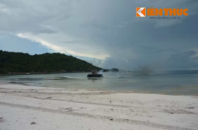 Nhờ trọng lượng nhỏ, kiểu dáng như một chiếc thuyền, K63-85 có khả năng bơi không kém PT-76, tốc độ đến 12km/h. Ảnh: Xe tăng bơi K63-85 diễn tập bơi gần bờ.