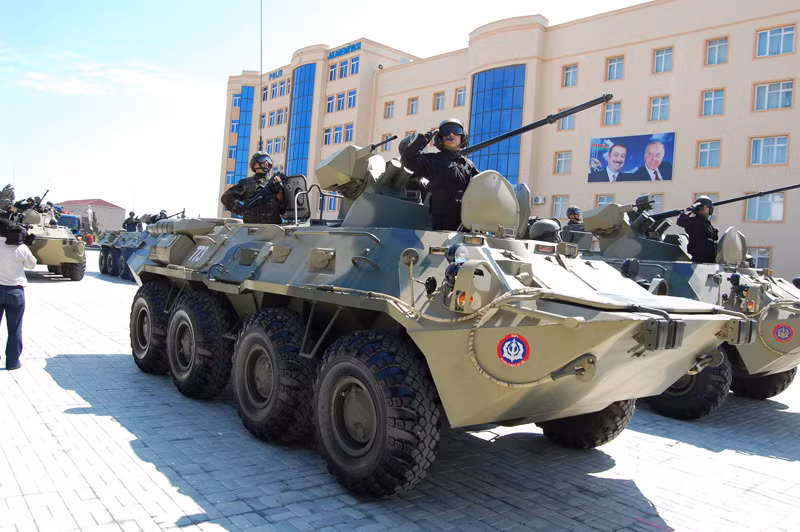 Tương tự với lực lượng xe bọc thép chở quân, cả hai quốc gia Armenia và Azerbaijan cùng dùng các dòng BTR-60/70/80. Tuy nhiên, BTR-80 của Azerbaijan lại hiện đại hơn với module chiến đấu mới gồm pháo 2A72 30mm còn Armenia vẫn dùng loại BTR-80 đời đầu.