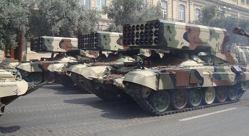 ..đặc biệt là 18 hệ thống phun lửa hạng nặng TOS-1 Buratino bắn ra những viên đạn nhiệt áp cỡ 227mm có sức tàn phá chỉ đứng sau bom nguyên tử.