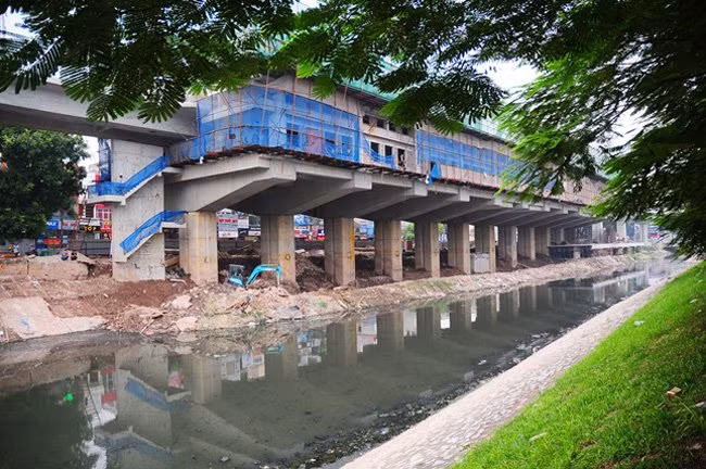 Dự án xây nhà ga đường sắt trên cao Cát Linh – Hà Đông khiến sông Tô Lịch đoạn cuối đường Láng giao với phố Yên Lãng (Đống Đa) càng bị thu hẹp hơn.