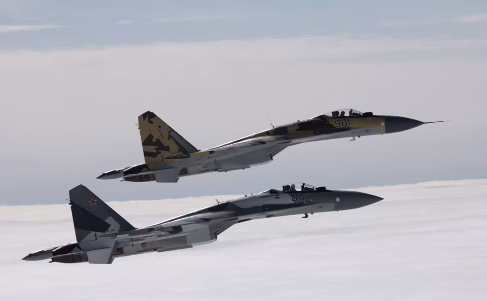 Các máy bay Su-35 được tích hợp radar mạng pha chủ động cực mạnh Irbis-E có tầm trinh sát đến 400km, theo dõi hàng chục mục tiêu và diệt nhiều máy bay địch cùng lúc.
