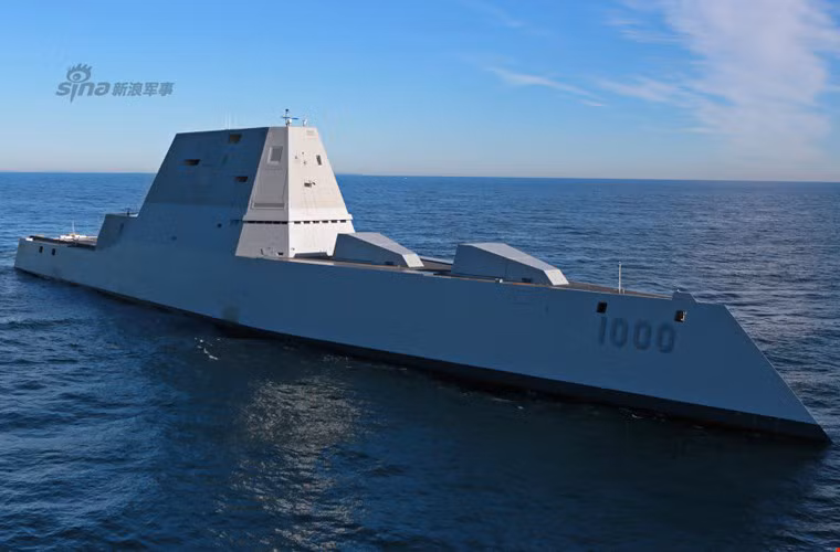 Trong ảnh, hai bệ pháo hạm AGS 155mm hạ nòng, giấu bên trong tháp pháo siêu hạm DDG-1000 Zumwalt. Có thể nói, hiện cũng không có loại tàu chiến nào được thiết kế giấu pháo hạm như vậy.