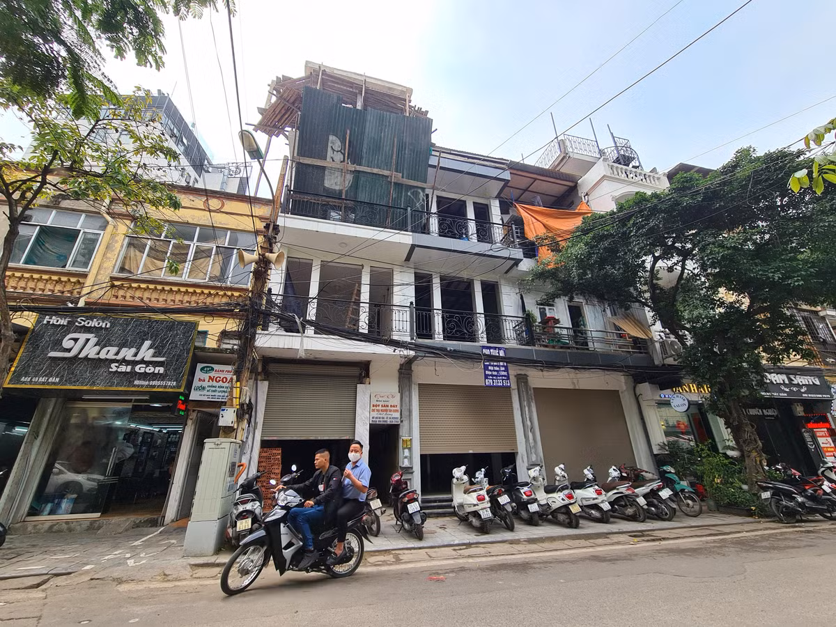Cong trinh 49 Bat Dan vi pham TTXD, “pha vo” quy hoach pho co Ha Noi