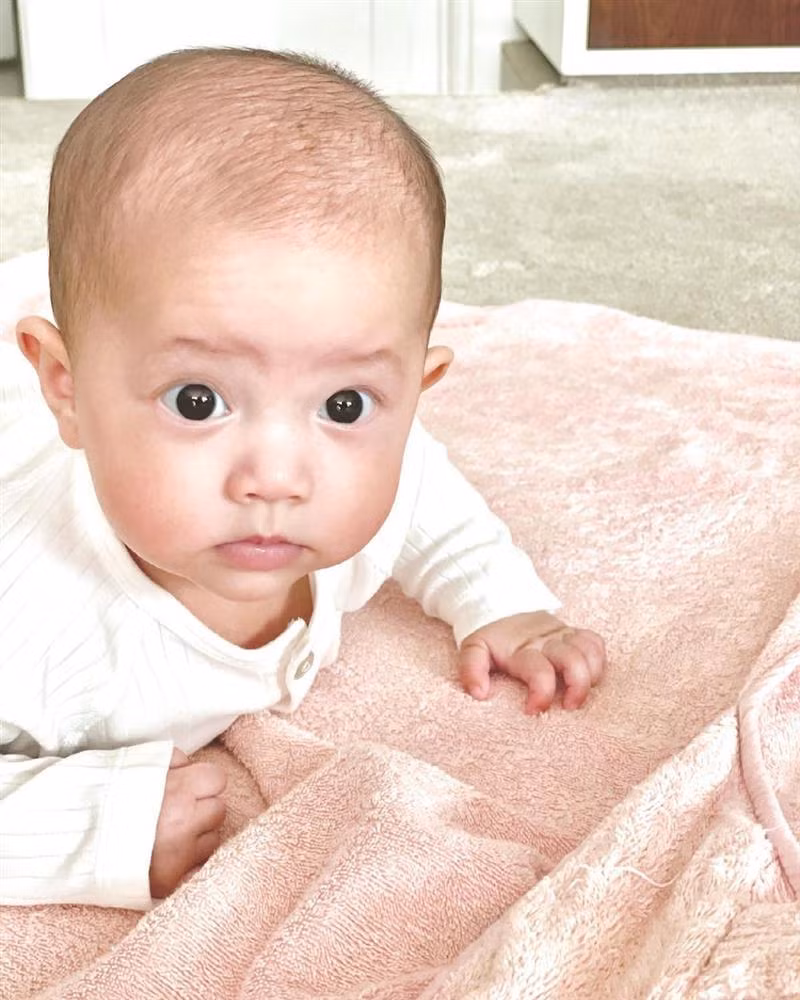 Điểm nhấn trên gương mặt Lisa là đôi mắt 2 mí to tròn và bờ môi cong.