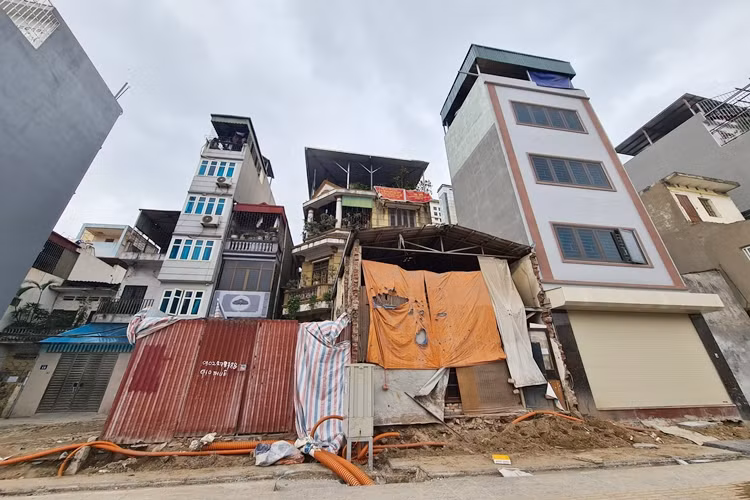 Trong khi đó, nhiều ngôi nhà sau khi bị cắt xén, giải phóng mặt bằng chưa sửa chữa, vẫn đang quây tôn, bạt tạm phía ngoài trông mất mỹ quan đô thị.