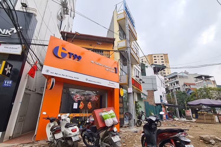 Ba căn nhà liền kề trên phố Đại La đều có hình tam giác, méo mó.