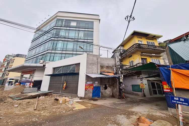 Nhiều căn nhà vốn trước đấy nằm bên trong ngõ, nay bị cắt phân nửa diện tích ra mặt đường.