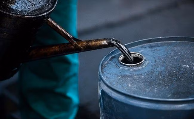 Ngoài ra từ dầu mỏ người ta cũng điều chế được: parafin, vadơlin, dầu sơn…, đó là những nguyên liệu hết sức quan trọng trong sản xuất công nghiệp.