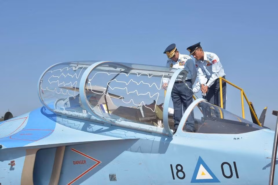 Trước đó, Nga đã cung cấp 10/12 máy bay Yak-130 cho Myanmar theo một hợp đồng được ký vào năm 2015 và năm 2016. "Thật vậy, chúng tôi đã cung cấp 10 chiếc và còn một tùy chọn cung cấp thêm 6 chiếc nữa cho họ (Myanmar)", ông Kladov cho hay. Nguồn ảnh: Ruaviation
