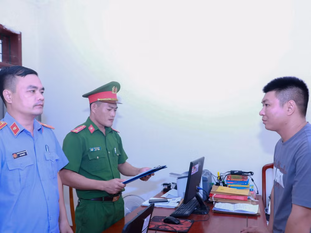 Dung coc thuy tinh danh nguoi nhap vien vi mau thuan o Ha Tinh