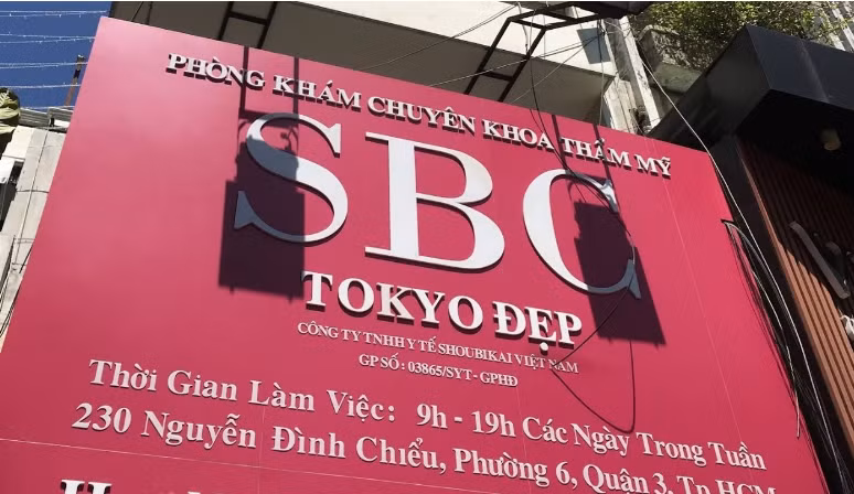  Thẩm mỹ viện SBC bị xử phạt, tước giấy phép hoạt động 3 tháng: Đầu tháng 11/2022, Thanh tra Sở Y tế TP HCM đã xử phạt Công ty TNHH Y tế Shoubikai Việt Nam (Phòng khám chuyên khoa Thẩm mỹ), địa chỉ 230 Nguyễn Đình Chiểu, phường Võ Thị Sáu, quận 3, TP HCM số tiền 47 triệu đồng về hàng loạt hành vi vi phạm: Không lập sổ khám bệnh, chữa bệnh đầy đủ theo quy định của pháp luật; Không bảo đảm đầy đủ thiết bị, dụng cụ y tế và thuốc thiết yếu để kịp thời cấp cứu người bệnh; Không bảo đảm một trong các điều kiện sau khi đã được cấp giấy phép hoạt động khám bệnh, chữa bệnh đối với cơ sở khám bệnh, chữa bệnh, trừ hình thức tổ chức là phòng khám đa khoa và bệnh viện. 