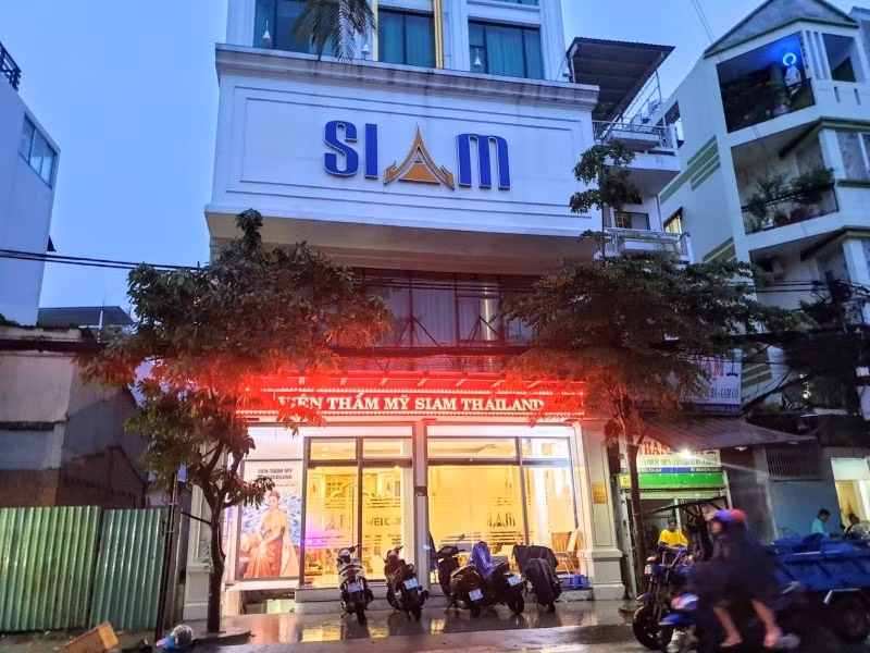  Viện thẩm mỹ Siam Thailan bị tước giấy phép hoạt động: Tháng 7/2023, Thanh tra Sở Y tế TP HCM vừa công bố danh sách xử phạt 7 cơ sở, cá nhân vi phạm trong hoạt động khám, chữa bệnh từ ngày 30/6 đến 4/7. Trong đó,nổi bật có Công ty Cổ phần Thương mại Dịch vụ Siam Thái Lan có vi phạm tại Phòng khám chuyên khoa thẩm mỹ (Viện thẩm mỹ Siam Thailand - địa chỉ số 53 - 55 - 57 đường Trường Sơn, phường 15, quận 10, TP HCM).