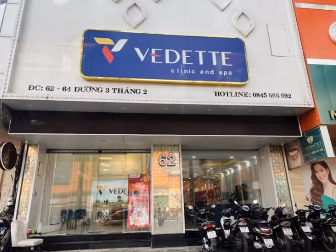  Cơ sở làm đẹp Vedette bị xử phạt liên tục 3 lần trong chưa đầy một năm: Từ tháng 6/2022 - 19/4/2023, Thanh tra Sở Y tế TP HCM đã 3 lần ban hành các quyết định xử phạt vi phạm hành chính đối với bà Ngô Ái Mỹ, chủ hộ kinh doanh Vedette (địa chỉ 62-64, đường 3/2, phường 12, quận 10) do có nhiều vi phạm như: Cung cấp dịch vụ khám bệnh, chữa bệnh mà không có giấy phép; Sử dụng người hành nghề không có chứng chỉ hành nghề khám bệnh, chữa bệnh; Quảng cáo các sản phẩm, hàng hóa, dịch vụ đặc biệt mà không được cơ quan nhà nước có thẩm quyền xác nhận nội dung theo quy định... 