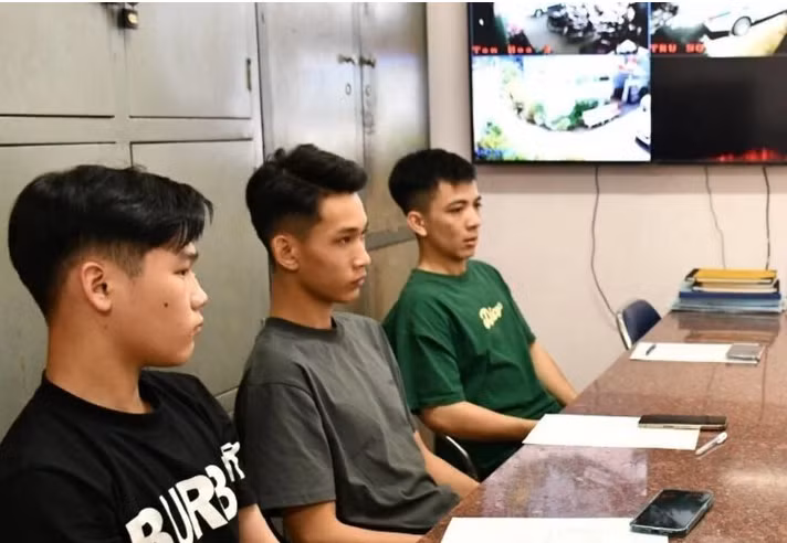  Bắt 3 thanh niên quay clip ‘bốc đầu' xe đăng lên mạng câu like: Ngày 24/10, Công an huyện Châu Thành, tỉnh Tiền Giang đã ra lệnh bắt giữ người trong trường hợp khẩn cấp đối với Huỳnh Trần Tấn Huy (22 tuổi), Phạm Duy Tân (18 tuổi, cùng ngụ huyện Châu Thành, tỉnh Tiền Giang) và Đoàn Trần Thế Hào (19 tuổi, ngụ tỉnh Long An). Theo đó, mong muốn có nhiều lượt tương tác trên mạng xã hội, nhóm thanh niên đã dàn dựng quay video “bốc đầu xe trên quốc lộ” đăng lên mạng xã hội để câu like.