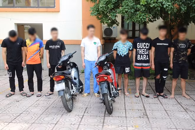  Nhóm "Hội Dị Nhân X" chuyên bốc đầu, lạng lách xe máy: Ngày 14/6, Công an huyện Yên Phong, tỉnh Bắc Ninh đã ra quyết định khởi tố bị can đối với 7 đối tượng bốc đầu xe máy gây náo loạn đường phố. Công an huyện xác định, từ tháng 2/2023 đến thời điểm bị khởi tố, Đặng Đình Quảng (SN 1990, trú tại Yên Phong, Bắc Ninh) tạo tài khoản mạng xã hội "Chu Bá Thông" và thành lập "Hội Dị Nhân X", "Sân chơi giới trẻ". Riêng "Hội Dị Nhân X" có 14 người tham gia. Nhóm này thường xuyên đăng tải các video quay lại cảnh Quảng và các đối tượng thực hiện hành vi bốc đầu xe, lạng lách đánh võng trên đường. 