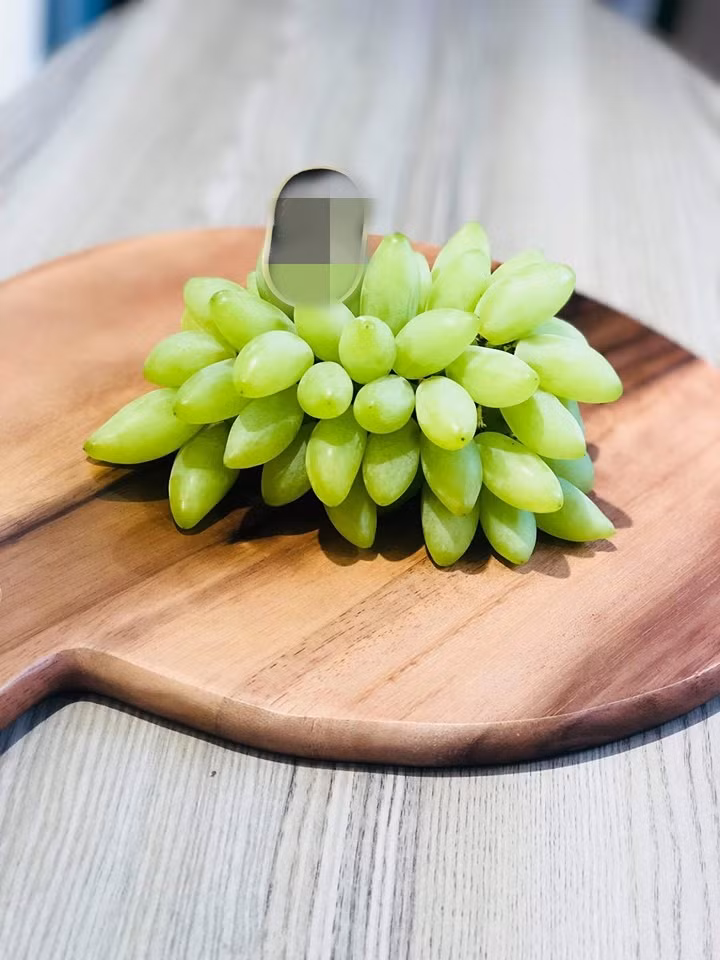 Theo người bán, đây là giống nho lai tạo từ một giống nho của châu Âu, sau đó được đăng ký với Bộ Nông nghiệp Nhật Bản và trở thành một trong những loại quả đặc sản tại Okayama.