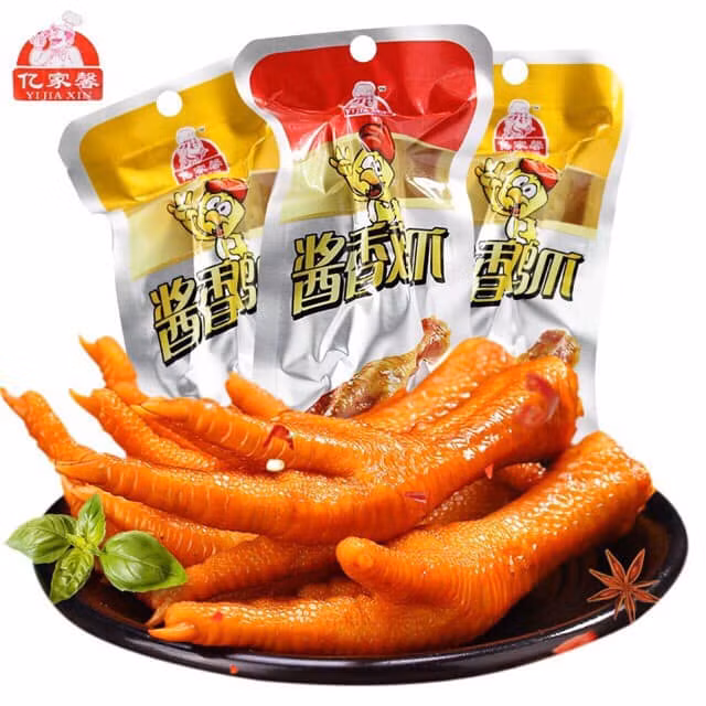 Phần trên của hộp lẩu có tấm giấy màu bạc dùng để chứa tất cả nguyên liệu của lẩu, phần dưới có tác dụng như cái bếp để nấu thức ăn.