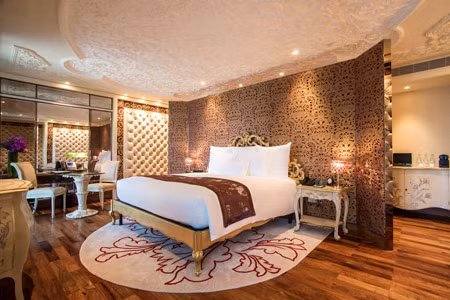 Mỗi phòng đều được trang bị nội thất xa hoa từ các thương hiệu hàng đầu của Ý. Ảnh: Booking