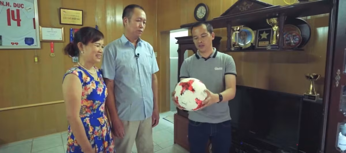 Đặc biệt, bên trong nhà có có tủ lớn trưng bày nhiều giải thưởng của Nguyễn Hoàng Đức. Ảnh: Vlog Minh Hải.