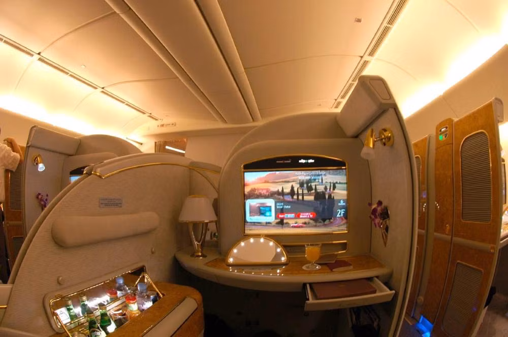 Hãng hàng không Nhật Bản All Nippon Airways có khoang hạng nhất rộng rãi với phòng đi bộ. Các hành khách cũng nhận được đồ ngủ và áo len cho một giấc ngủ thoải mái.