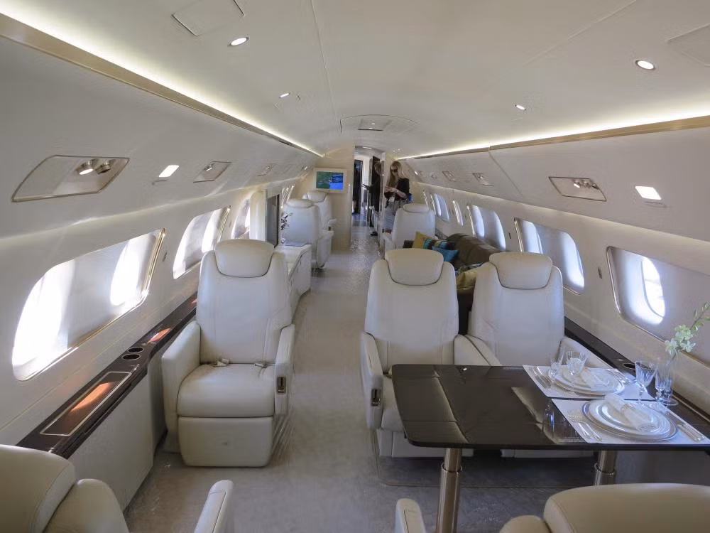 Hãng hàng không của Mỹ JetBlue Airways cung cấp một số chỗ ngồi thoải mái nhất cho các chuyến bay nội địa nhưng nhược điểm duy nhất khoang hạng nhất chỉ dành cho các chuyến bay giữa bốn thành phố New York, Boston, Los Angeles và San Francisco.