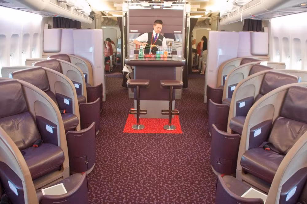 Nội thất trong khoang hạng nhất của Virgin Atlantic thiết kế trang nhã và cung cấp chỗ ngồi thoải mái cho khách bay qua đêm.