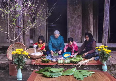 Hầu hết các gia đình đều sắm cành đào, cây mai trong nhà ngày Tết.