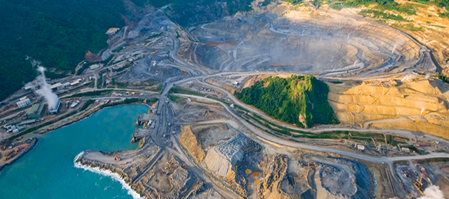 Mỏ vàng Lihir nằm trên địa phận của Quốc gia độc lập Papua New Guinea. Trong năm 2010, mỏ này cho sản lượng trên 790.000 ounce vàng.