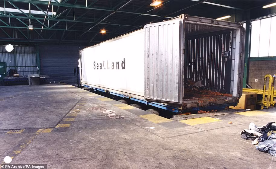 Các bằng chứng cho thấy nhóm người nhập cư đã "điên cuồng đập vào container" khi dưỡng khi của họ cạn dần. Sĩ quan điều tra Graham Perrin cho biết lỗ thông hơi ở bên cạnh máy điều hòa đã bị đóng, trước khi xe tải chở nhóm người nhập cư đi lên phà ở Zeebrugge, Bỉ, cắt đứt nguồn dưỡng khí cho 60 người bên trong. Ảnh: PA.