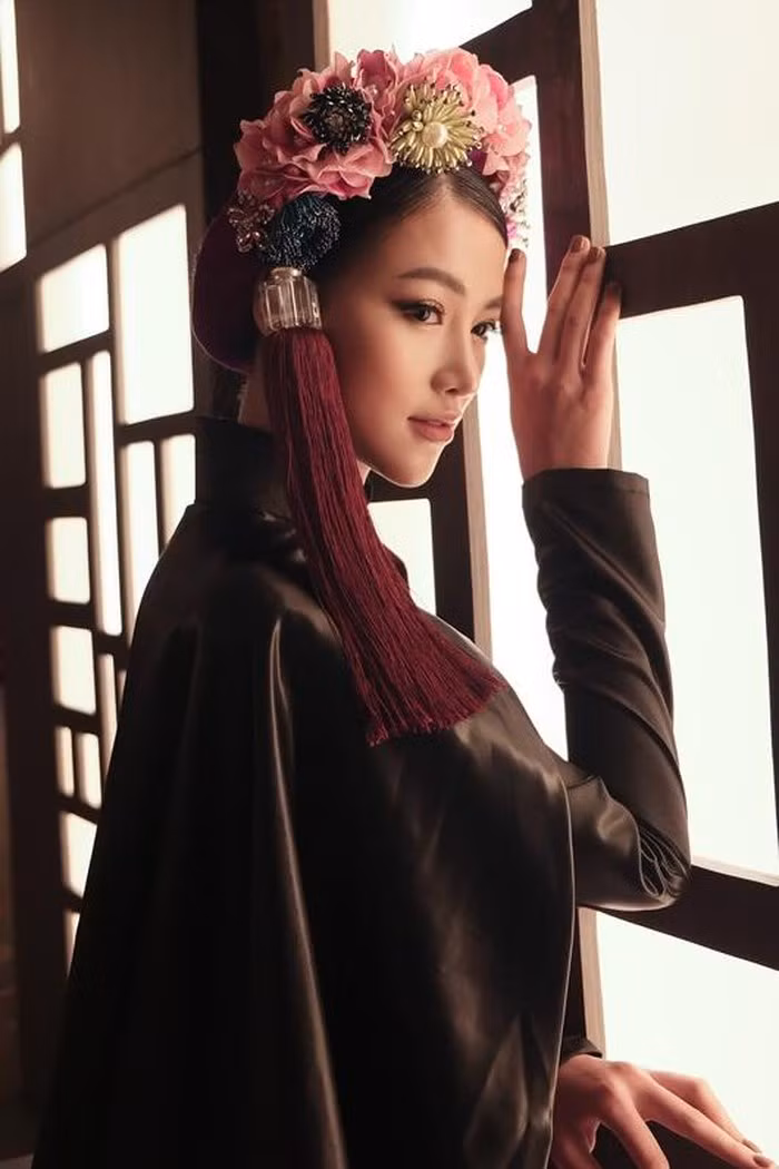 Đây là bộ áo dài của NTK Võ Việt Chung, sử dụng chất lụa Lãnh Mỹ A và họa tiết đính ngọc trai lên đến 20.000 USD.