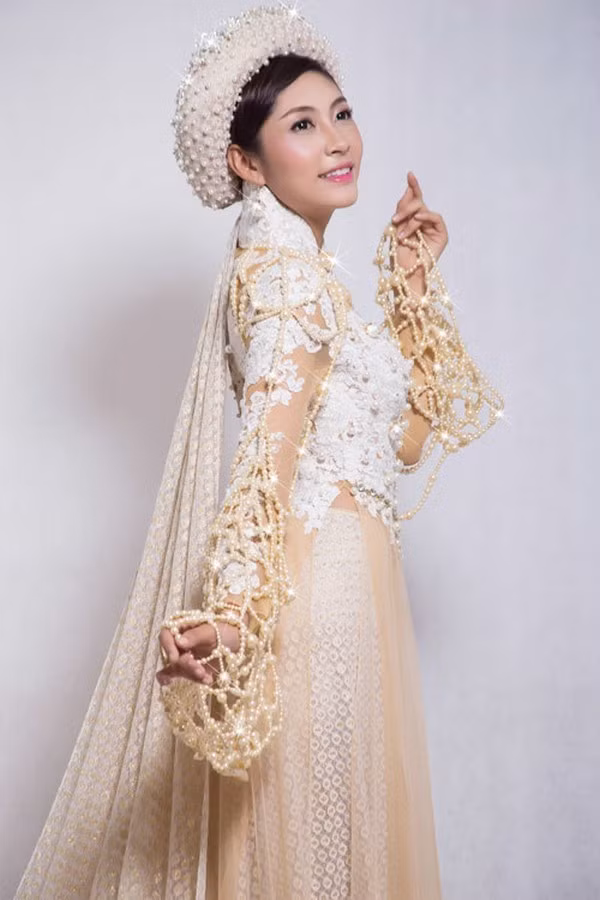 Bộ trang phục truyền thống do nhà thiết kế Võ Việt Chung sáng tạo. Ảnh: ChaPi, Tay Kaka