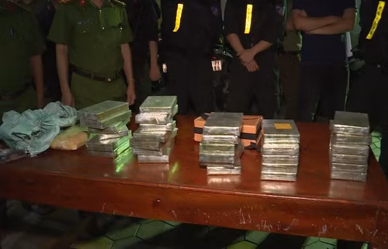 Bat giu 2 doi tuong van chuyen 30 banh heroin, 6.000 vien ma tuy tong hop-Hinh-4