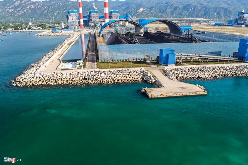 Bên cạnh đó ô nhiễm nguồn nước ngầm, nước biển cũng là vấn đề báo động. Anh Nguyễn Xá (38 tuổi, ngư dân hành nghề lặn biển) tại xã Vĩnh Tân cho biết tại khu vực miệng xả nước làm mát của Nhà máy nhiệt điện Vĩnh Tân 4 xuất hiện tình trạng nước đục ngầu, trắng như nước cơm, rất nóng và ngứa. Tàu bè đi qua khu vực này rất khó khăn do dòng nước đổ thẳng ra biển rất mạnh.