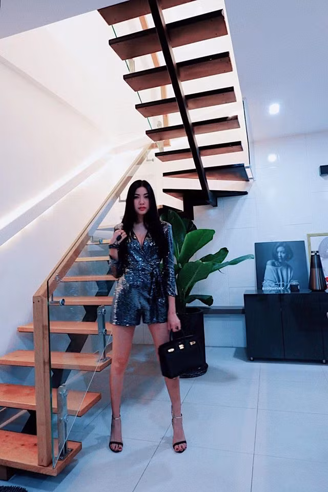 Ngôi nhà của Thúy Vân còn có hẳn sân vườn, hồ tắm riêng.