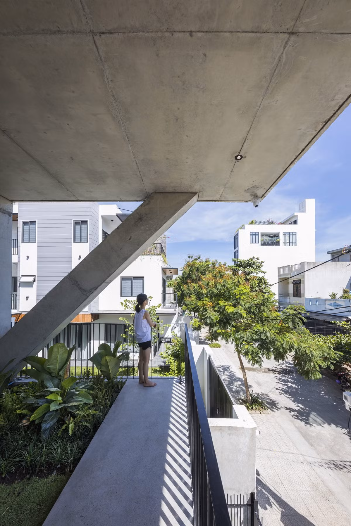 Trên tầng mái của ngôi nhà 4 tầng còn có vườn cây xanh. Nguồn ảnh: Archdaily.