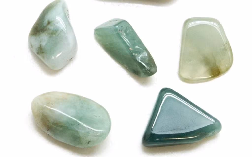 Trong lịch sử, ngọc jadeite được sử dụng để chế tác trang sức, vật trang trí, vũ khí và cũng được kết hợp trong việc chế tạo các nhạc cụ như chuông, xylophones và cồng chiêng.