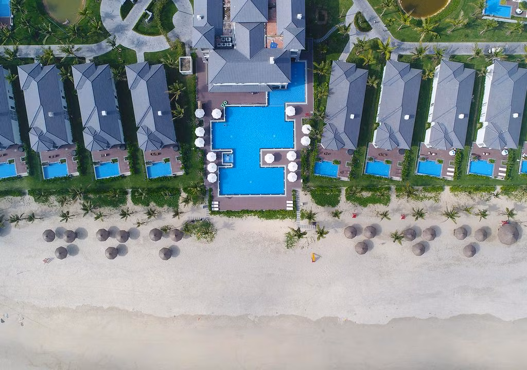 Resort cách bãi biển chỉ 2 phút đi bộ và có 4 nhà hàng trong khuôn viên, hồ bơi ngoài trời và quầy bar. Ảnh: Dulich24.