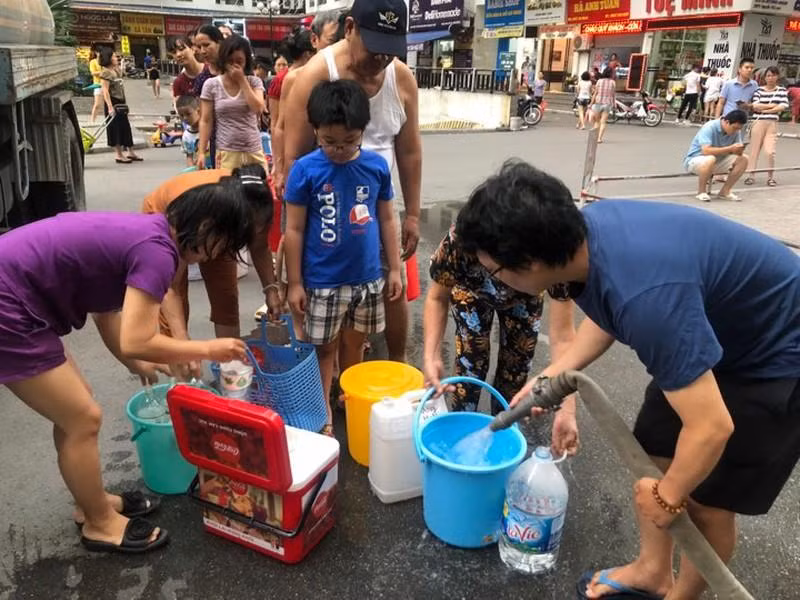 Vu nuoc sach Song Da nhiem ban: Ngan chan tang gia bat hop ly nuoc dong chai