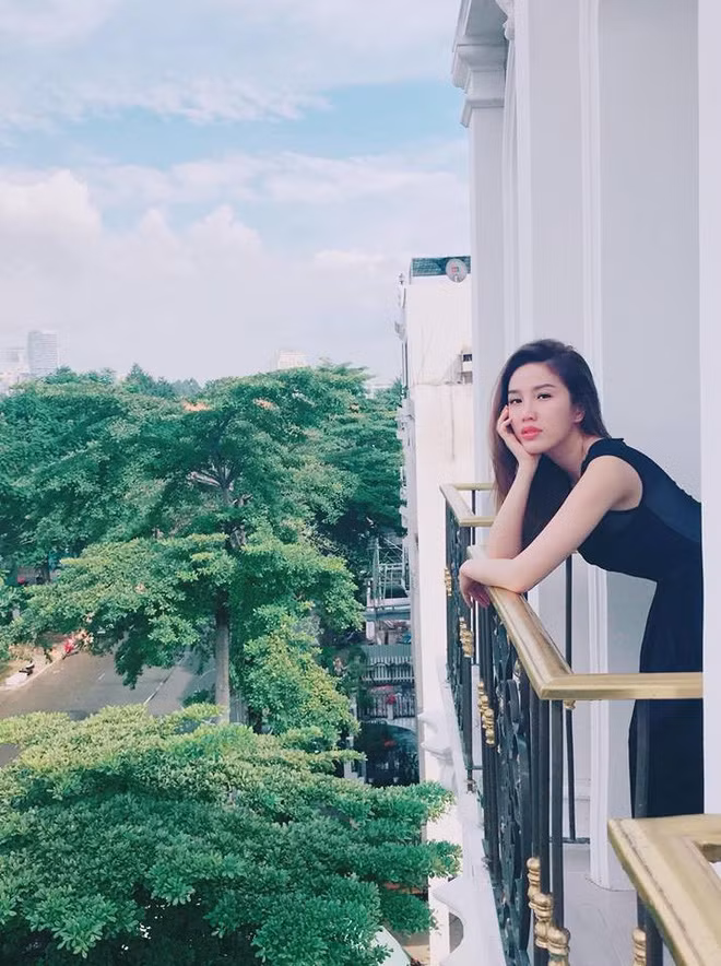 Ban công phòng ngủ của nữ ca sĩ Bảo Thy là nơi cô có thể nhìn ra mặt đường lớn với những tán cây cao, rợp bóng mát. Ảnh: Thegioitre.