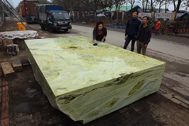 Tại Hội chợ ở Quảng trường SVĐ Mỹ Đình (Hà Nội) hồi đầu năm 2018, tấm phản bằng đá xanh ngọc dài 3,2m, rộng 2m và cao (dày) 57cm khiến nhiều khách tham quan bất ngờ. Ảnh: Dân Việt.