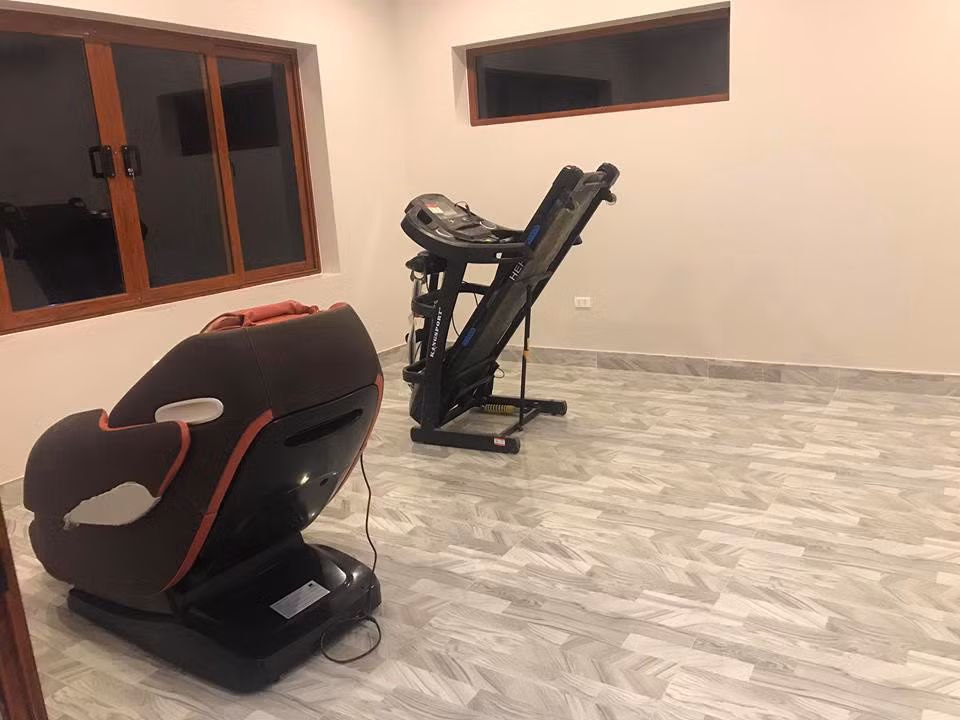 Tiền đạo trẻ không quên dành riêng một phòng để tập thể lực mỗi khi có dịp về thăm nhà. Ảnh: FB Kieu Trinh Tran.