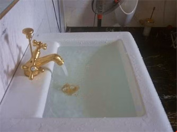 Các thiết bị trong nhà tắm như van khóa, vòi nước được mạ vàng rất công phu. Ảnh: Vietnamnet.