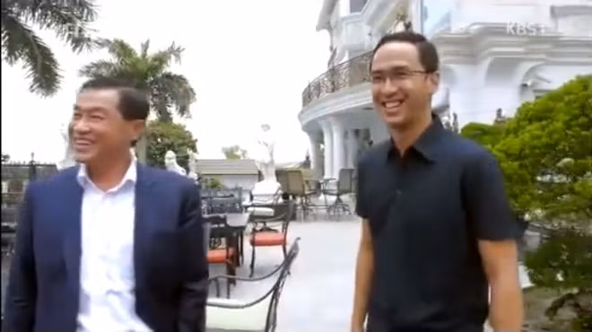 Khuôn viên biệt thự rộng rãi với đầy đủ các cơ sở vật chất để phục vụ nhu cầu giải trí, thư giãn của gia đình như bể bơi, khu vui chơi, bể nước nhân tạo, sân tennis...Ảnh: KBS.