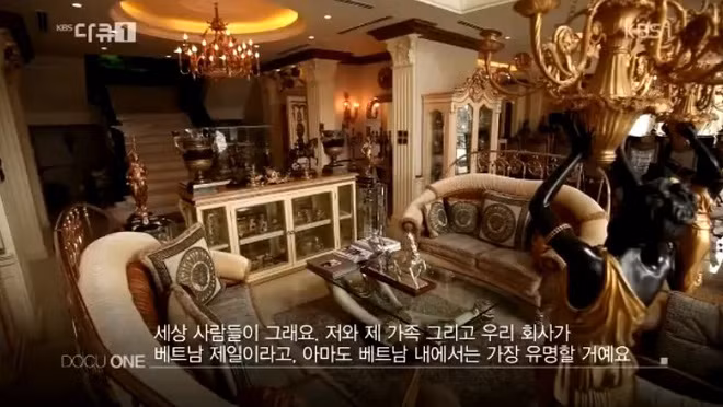 Nội thất trong nhà mang đậm phong cách hoàng gia châu Âu với nhiều món đồ trang trí đều dát vàng. Ảnh: KBS.