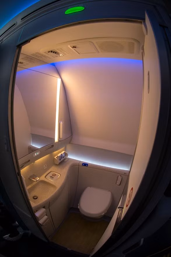 Nhà vệ sinh trên máy bay Boeing 787-9.