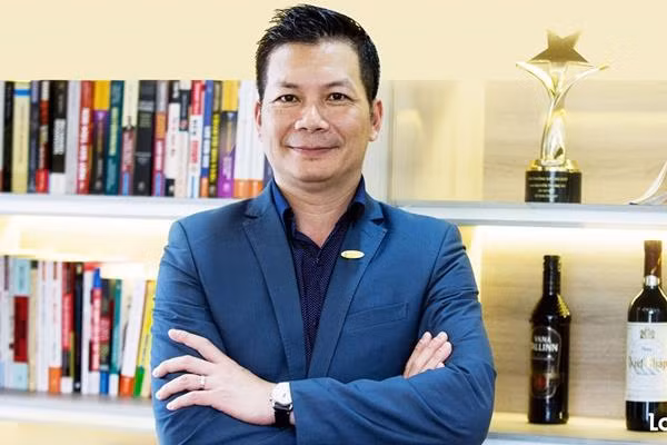 Shark Hưng tên thật là Phạm Thanh Hưng. Ông sinh năm 1972 tại Thủ đô Hà Nội. Ông là chủ tịch công ty cổ phần và phát triển bất động sản thế kỷ CENINVEST, Phó chủ tịch hội đồng quản trị CEN Group.