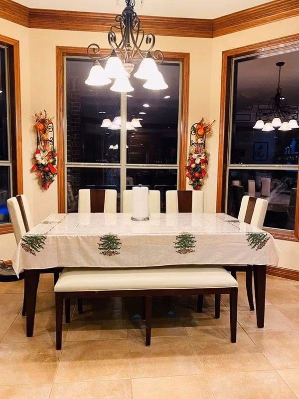 Vợ chồng nữ ca sĩ Hồng Ngọc mua ngôi nhà tại Dallas, Texas, Mỹ vào năm 2018. Căn biệt thự có khoảng sân rộng phía trước và 5 phòng ngủ.